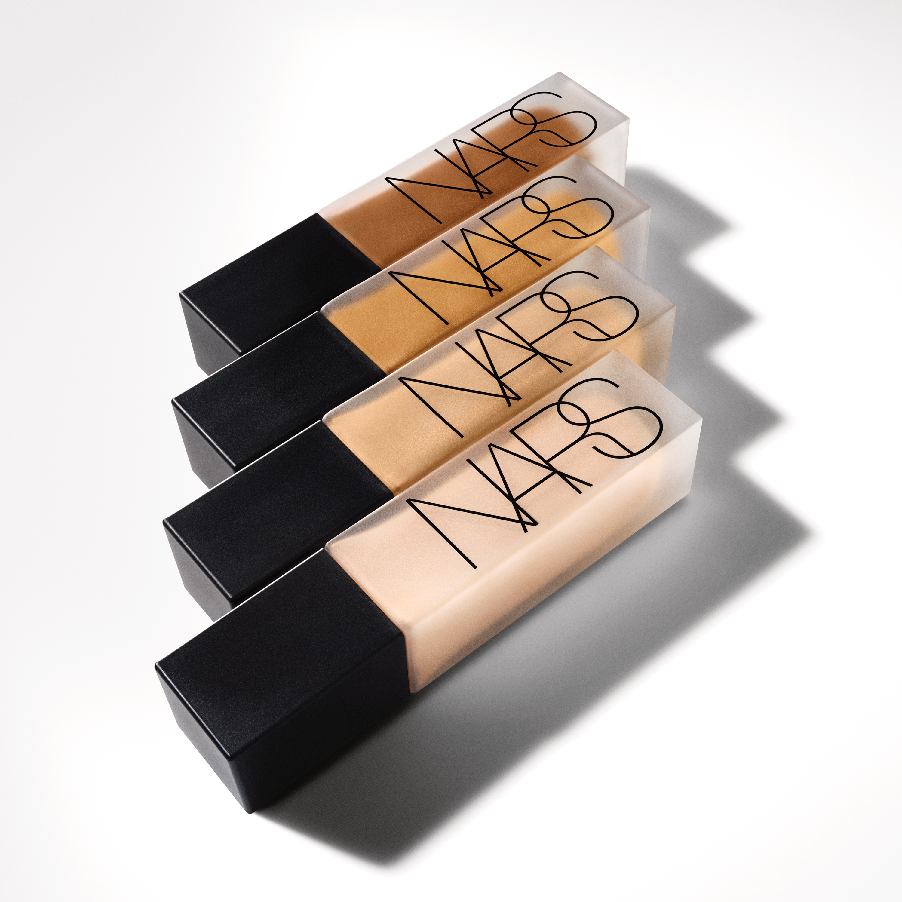 NARS 超控輕霧粉底精華質地